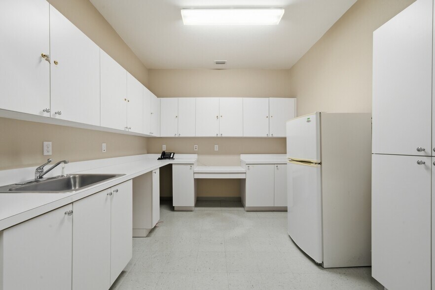 More Photos Of 401 W Interlake Blvd, Lake Placid Office For Sale