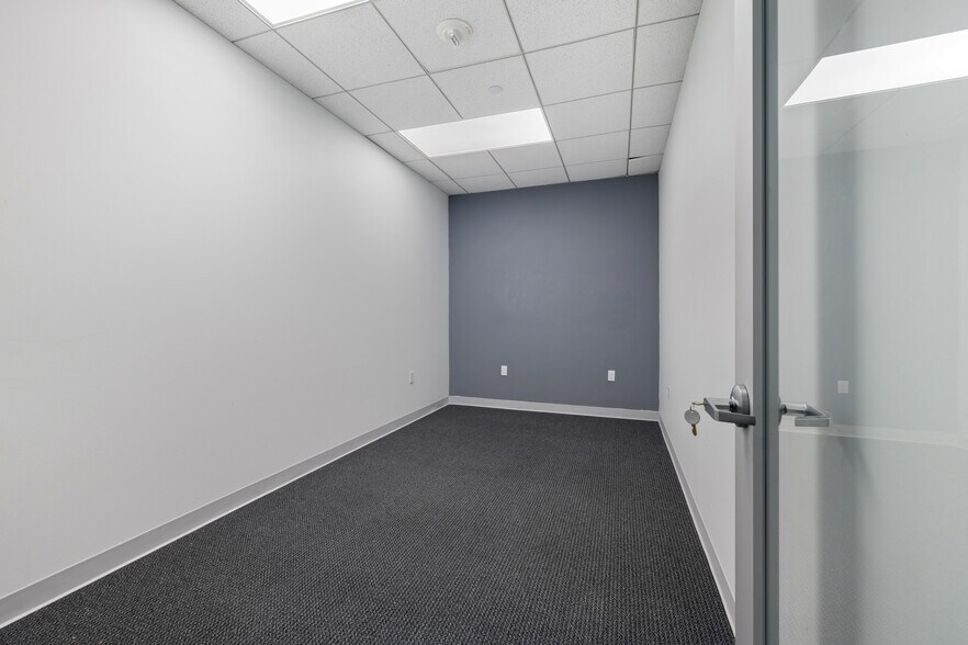 More Photos Of 17 S Briar Hollow Ln, Houston Office Residential For Lease