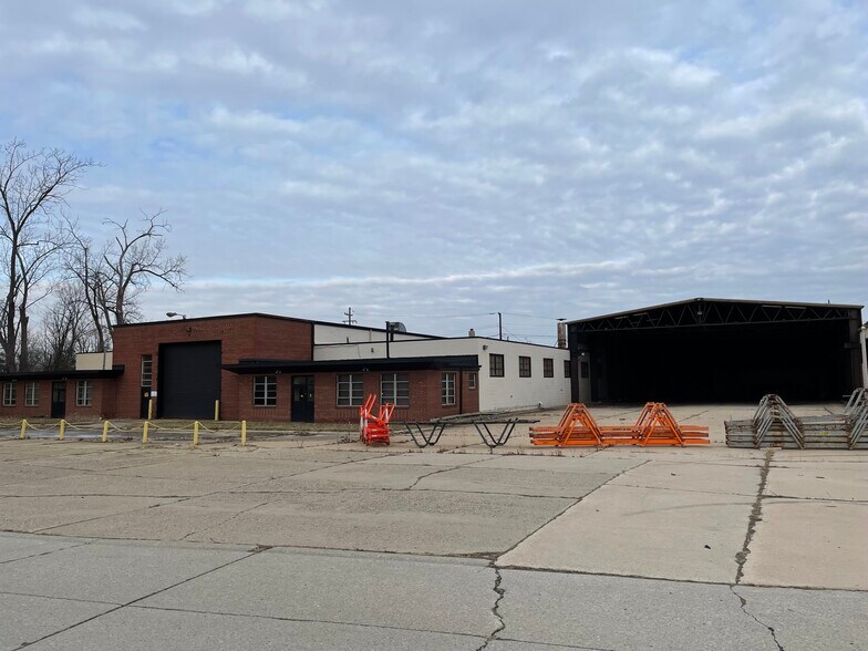 More Photos Of 28530 Reynolds St, Inkster Manufacturing For Lease