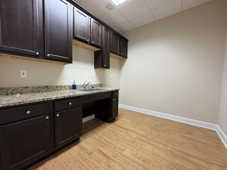 More Photos Of 12440 Emily Ct, Sugar Land Medical For Lease