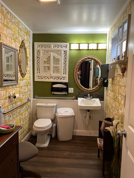 More Photos Of 1311 Bay Ave, Ocean Park General Retail For Sale