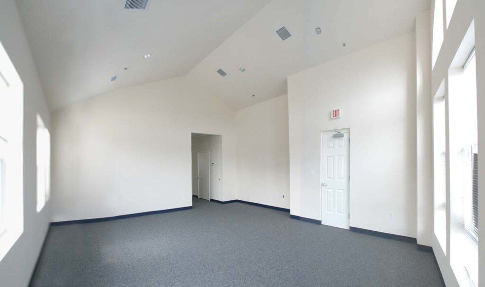 More Photos Of 21155 Whitfield Pl, Sterling Office For Sale