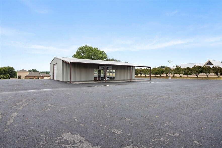 More Photos Of 1817 S Morgan St, Granbury Auto Dealership For Sale