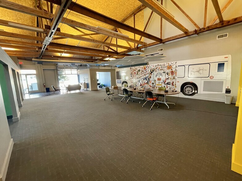 More Photos Of 2200 NW Savier St, Portland Flex For Lease