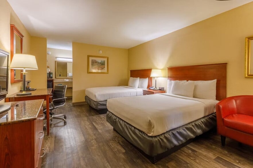 More Photos Of 3202 1st St, Woodward Hotel For Sale