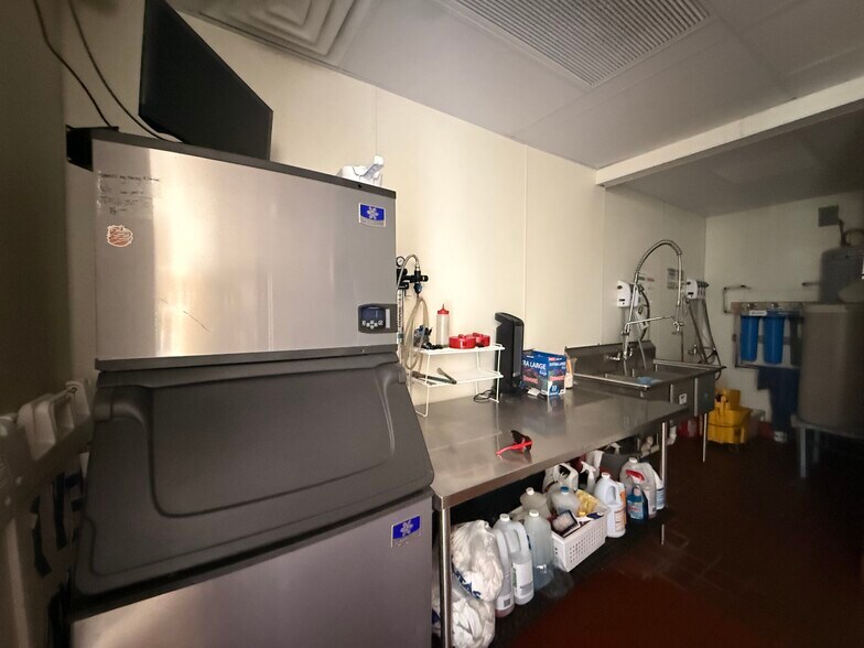 More Photos Of 7411 103rd St, Jacksonville Fast Food For Lease