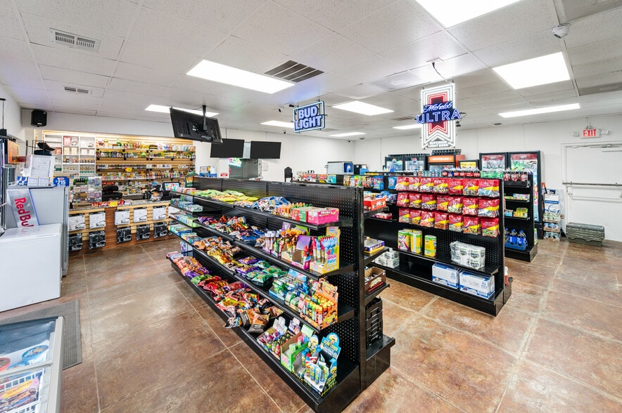More Photos Of 2712-2720 W Division St, Arlington Storefront Retail Office For Sale
