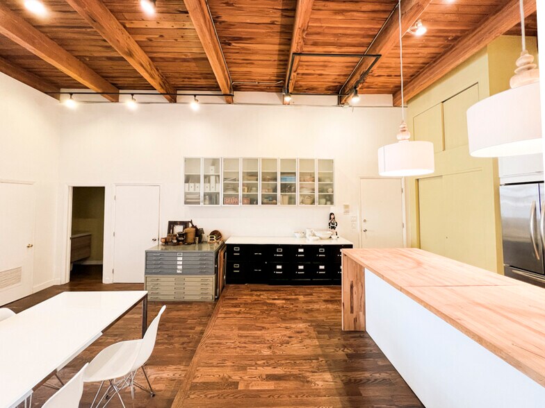 More Photos Of 1113 W Armitage Ave, Chicago Storefront Retail Office For Lease