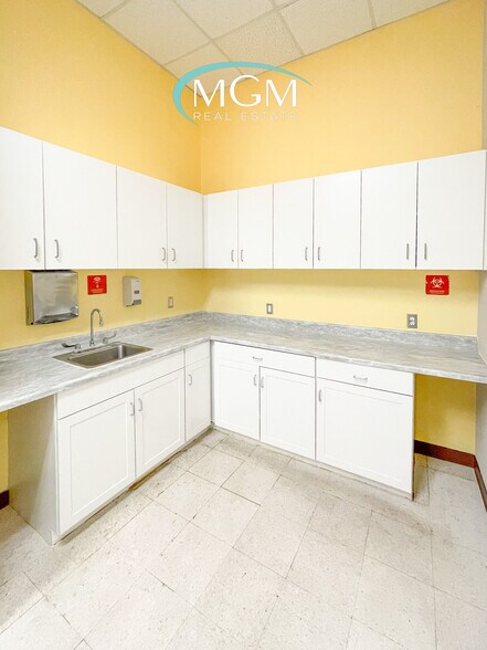 More Photos Of 1652 E Houston St, Beeville Healthcare For Lease