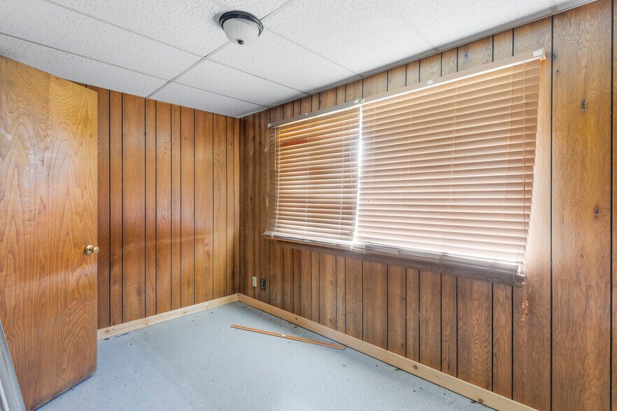 More Photos Of 600 W Cherry St, Cushing Warehouse For Lease