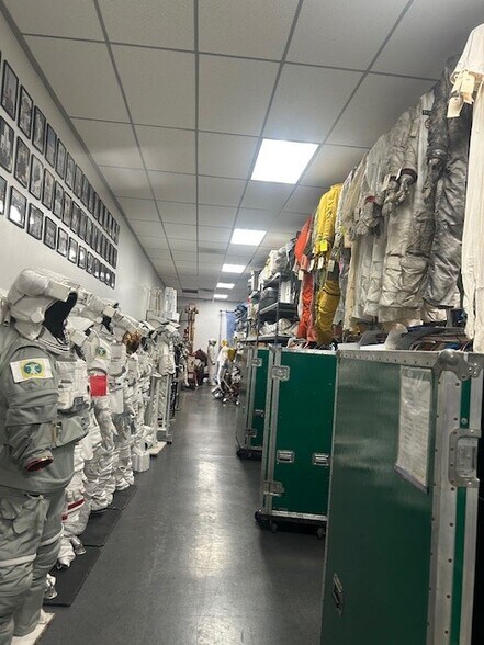 More Photos Of 12424 Gladstone Ave, Sylmar Manufacturing For Lease