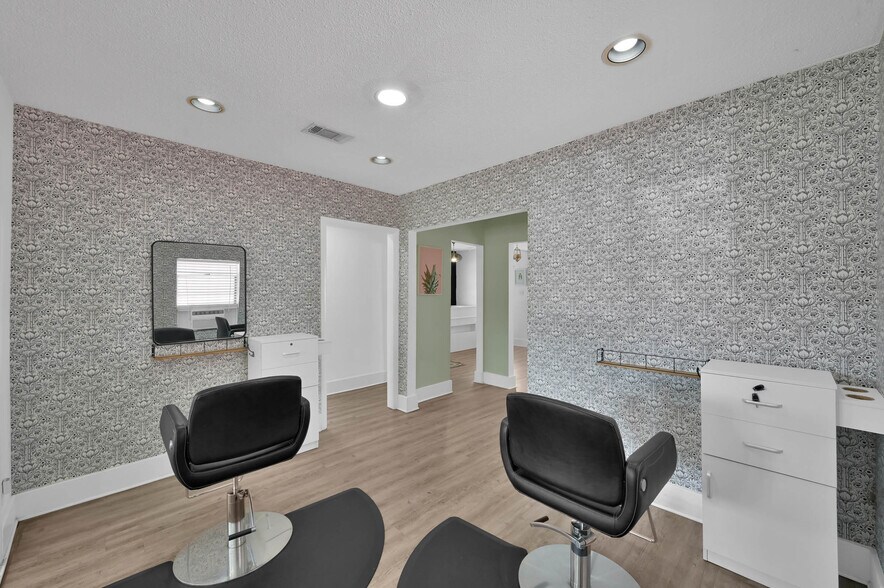 More Photos Of 213 Houston St, Tomball Storefront Retail Office For Lease