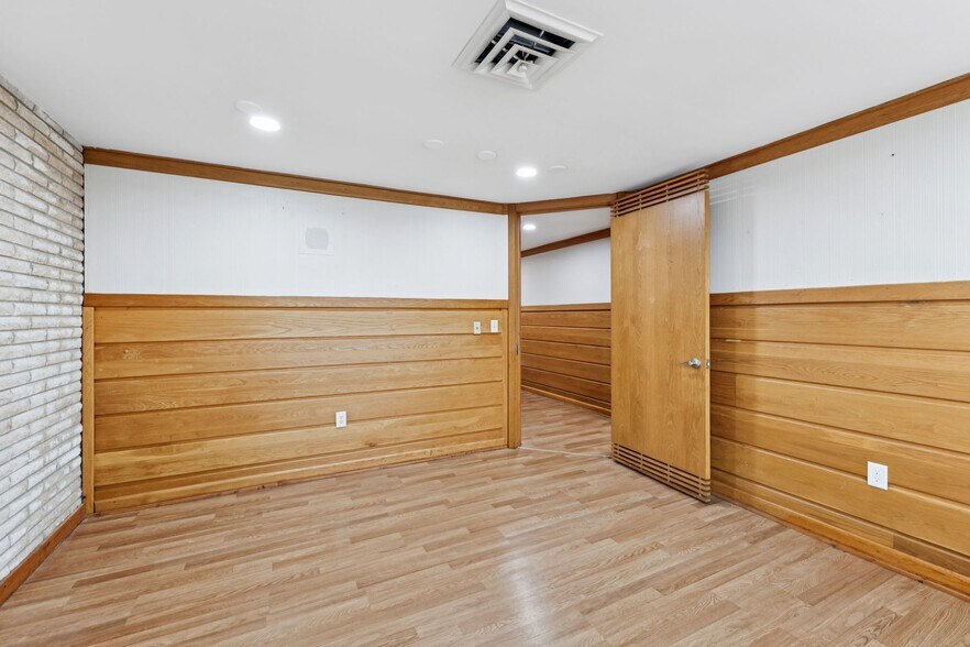 More Photos Of 506 College St W, Fayetteville Office For Sale