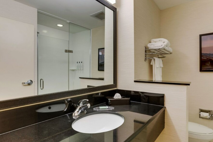 More Photos Of 1111 N Lorraine St, Hutchinson Hotel For Sale