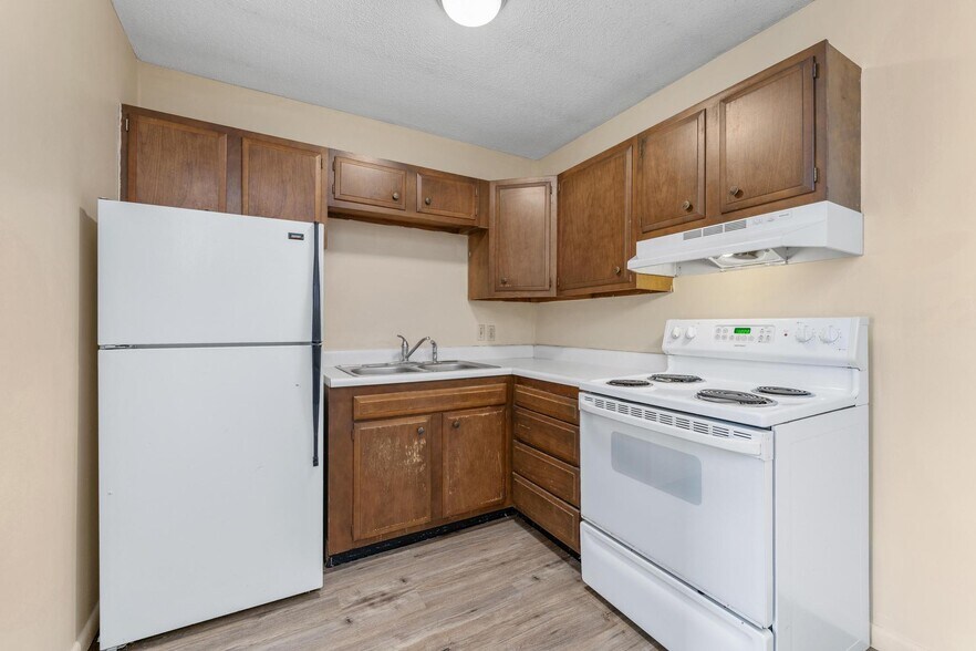 More Photos Of 103 E 7th Ave, South Hutchinson Apartments For Sale