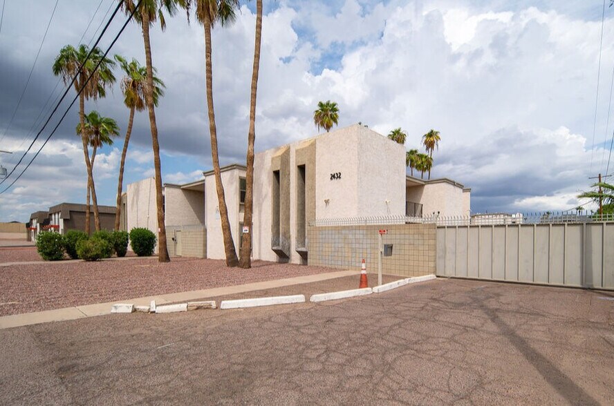 More Photos Of 2432 W Turney Ave, Phoenix Shelter For Sale