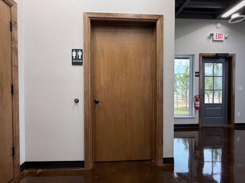 More Photos Of 8136 Silver Crossing, Oklahoma City Warehouse For Lease