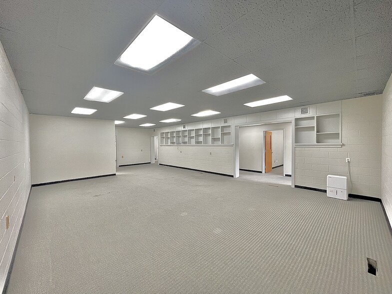 More Photos Of 909 E Rolling Hills Dr, Fayetteville Office For Lease