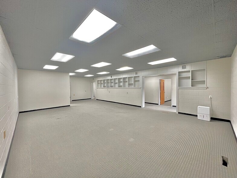 More Photos Of 909 E Rolling Hills Dr, Fayetteville Office For Lease