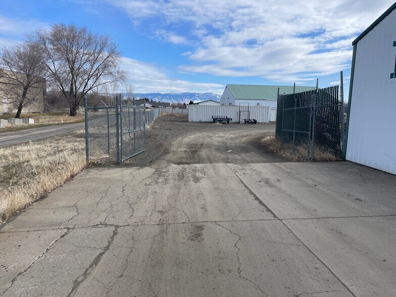 More Photos Of 10701 S Walton Rd, Island City Light Manufacturing For Lease