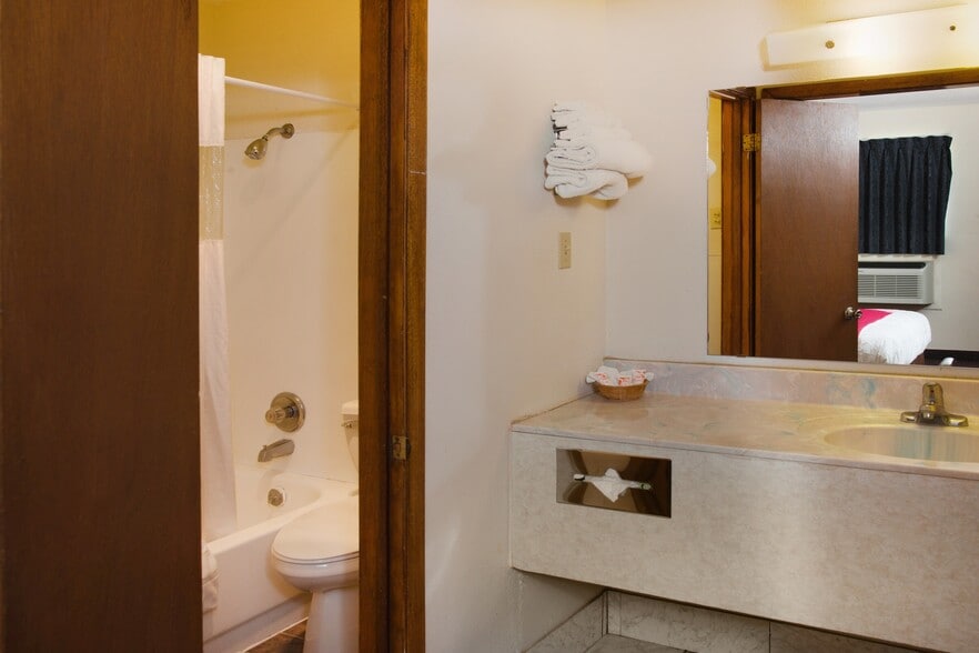 More Photos Of 823 NE Hwy 54, Guymon Hotel For Sale