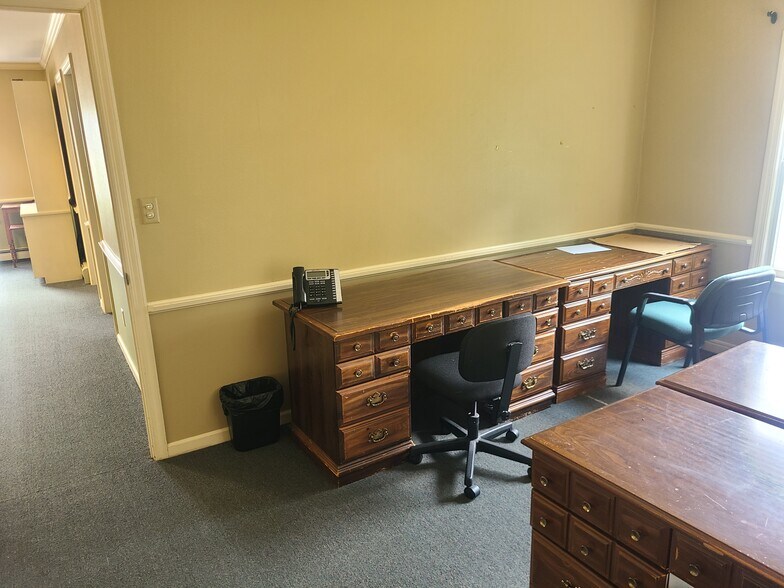 More Photos Of 555 E Main St, Somerset Flex For Sale