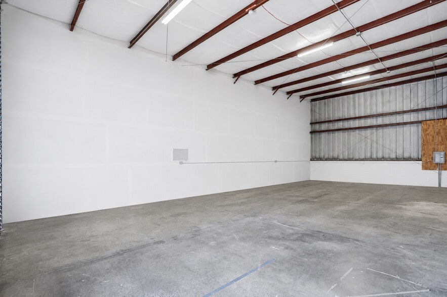 More Photos Of 2221 8th St, Sarasota Warehouse For Lease