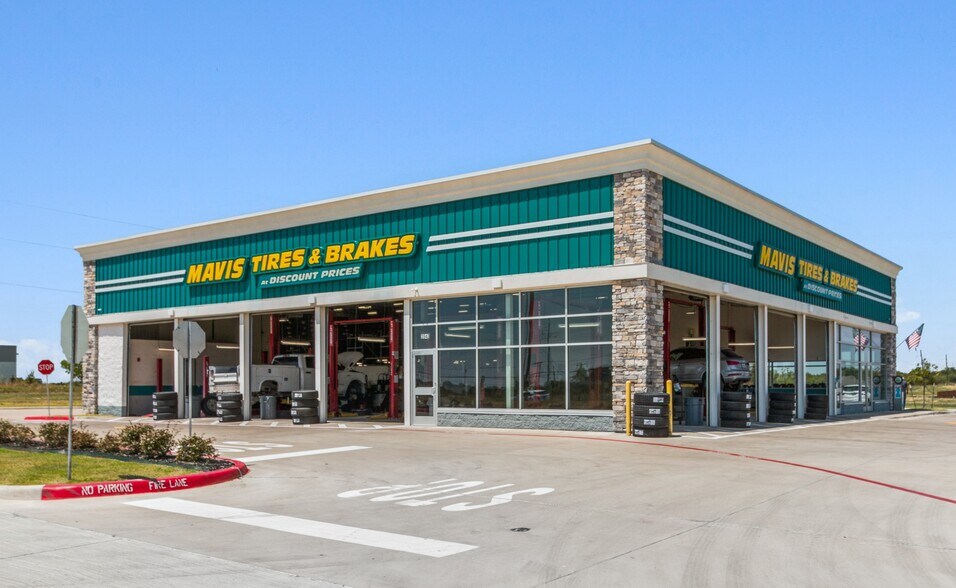Primary Photo Of 3940 State 31 W Hwy, Corsicana Auto Repair For Sale