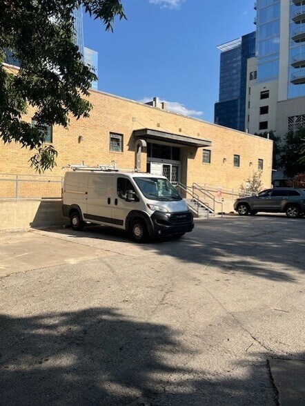 More Photos Of 400 Nueces St, Austin Freestanding For Lease