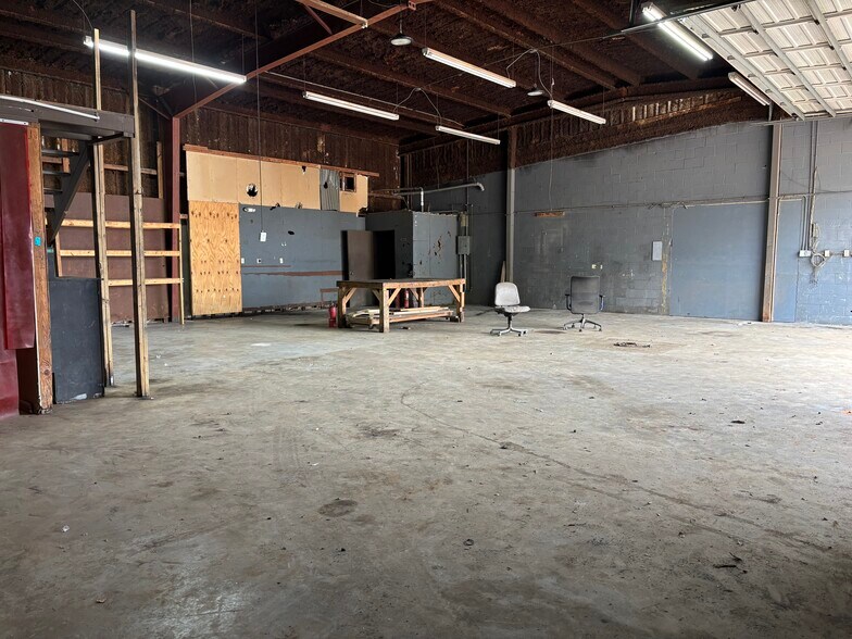 More Photos Of 1913 S Gordon St, Alvin Freestanding For Lease