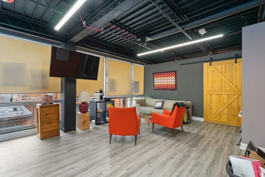 More Photos Of 3100 S Oak Park Ave, Berwyn Office For Sale