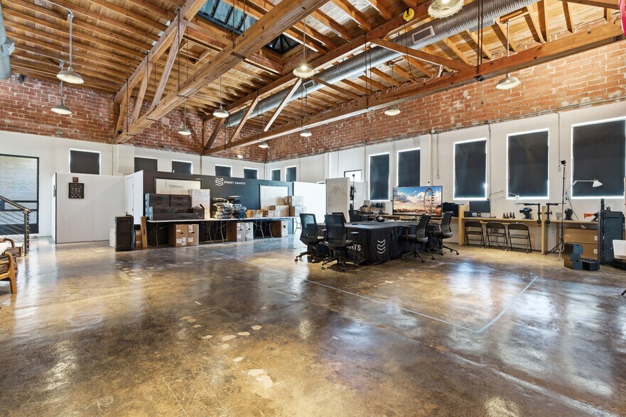 More Photos Of 311-321 Sixth St, San Antonio Office For Sale