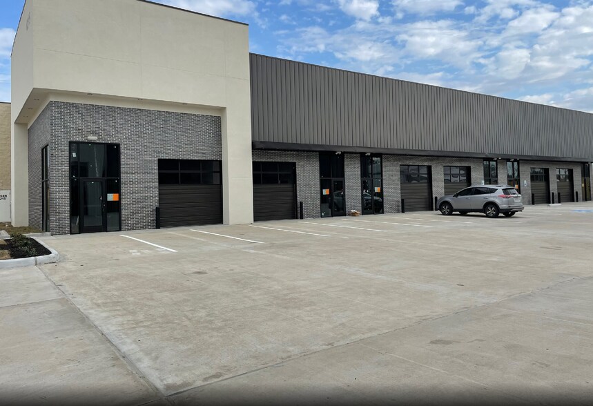 More Photos Of 4227 S Main St, Stafford Showroom For Lease