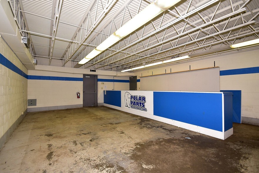 More Photos Of 420 Woodruff Rd, Joliet Warehouse For Lease