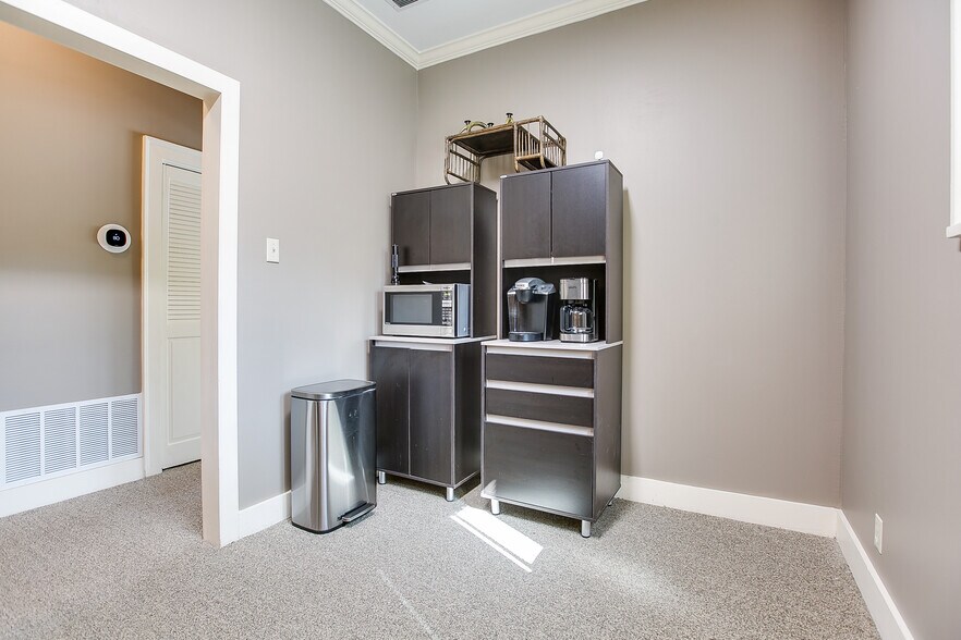 More Photos Of 421 W Concho Ave, San Angelo Office For Lease