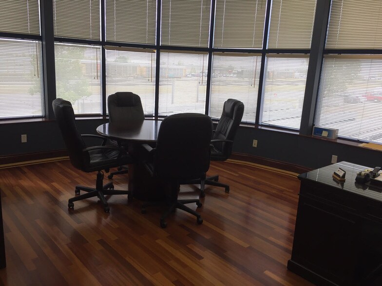 More Photos Of 4999 43rd St SE, Calgary Light Distribution For Sale