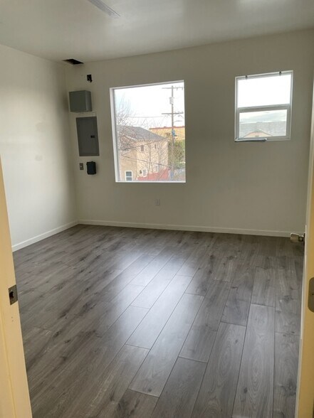 More Photos Of 827 E Jefferson Blvd, Los Angeles Light Manufacturing For Lease