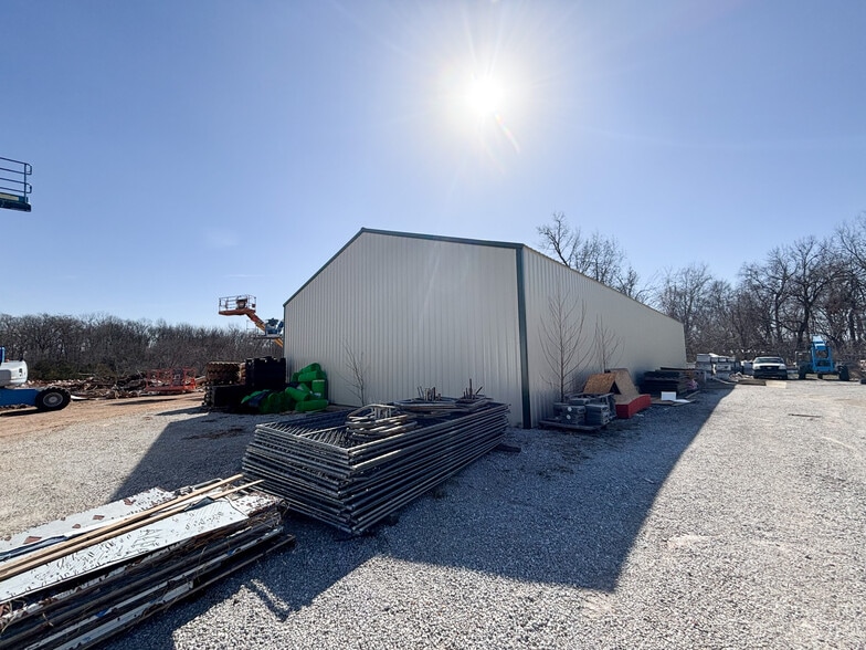 More Photos Of 2012 N Michael Ln, Nixa Warehouse For Sale