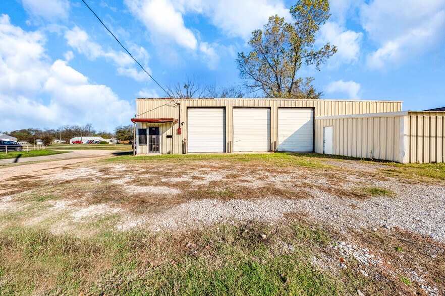 More Photos Of 719 E Moore Ave, Terrell Warehouse For Sale
