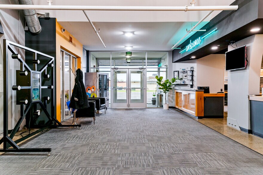 More Photos Of 400 W Maple Rd, Troy Office For Sale