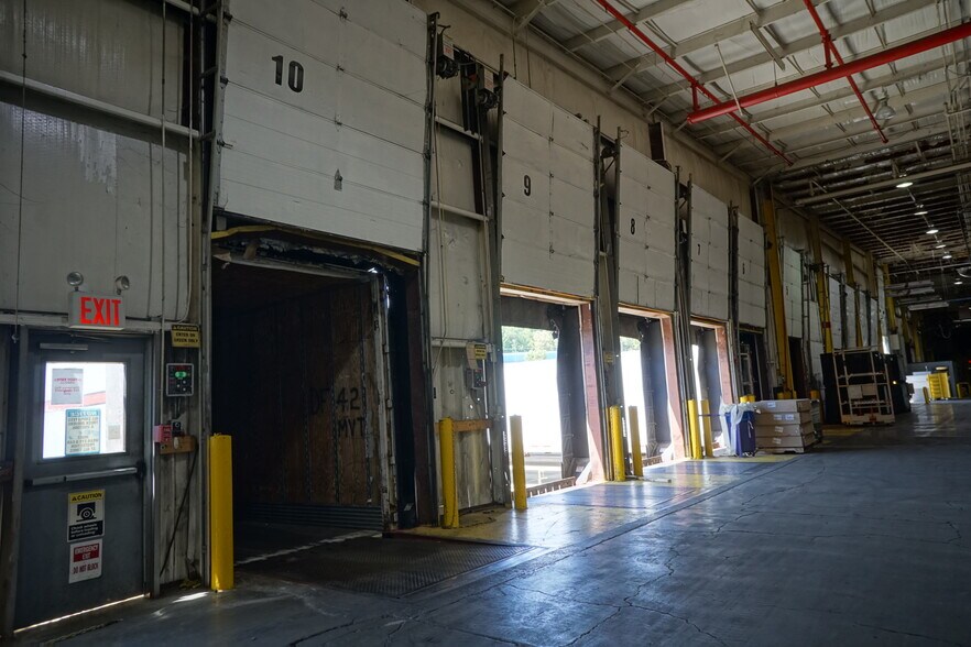More Photos Of 850 Industrial Rd, Madisonville Manufacturing For Lease