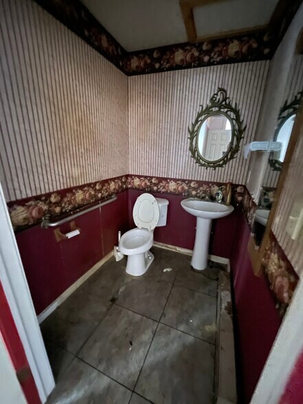 More Photos Of 5002 S Walnut St, South Bloomfield Storefront For Sale