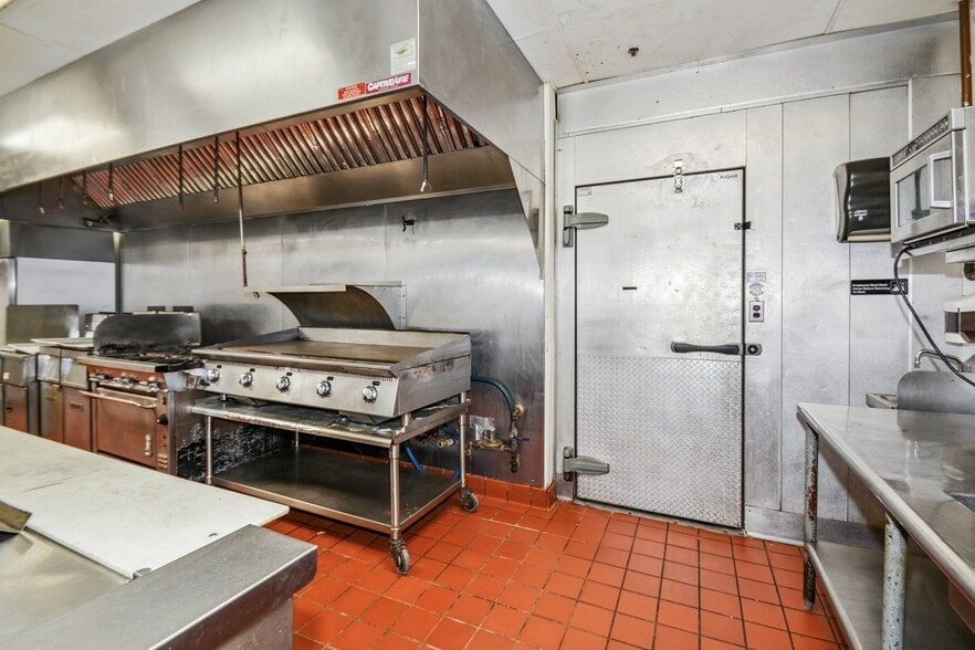 More Photos Of 1900 & 1924 Marshall St NE, Minneapolis Restaurant For Sale
