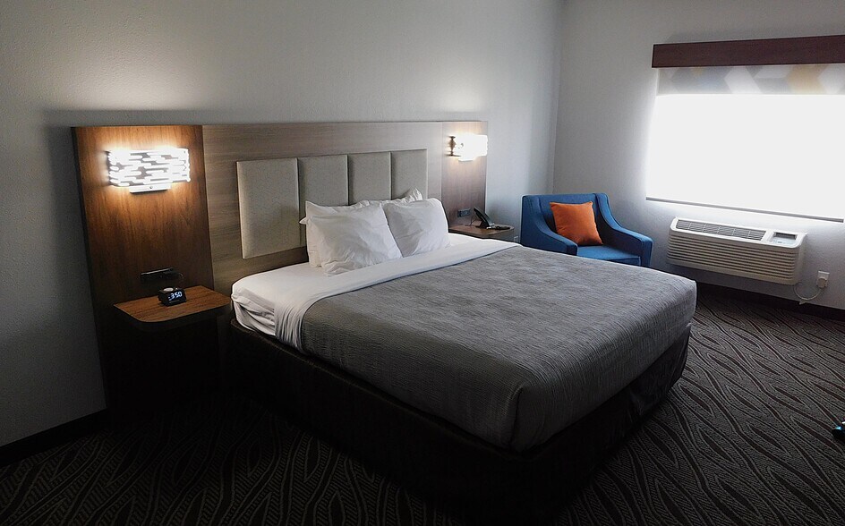 More Photos Of 1823 W Reynolds St, Pontiac Hotel For Sale