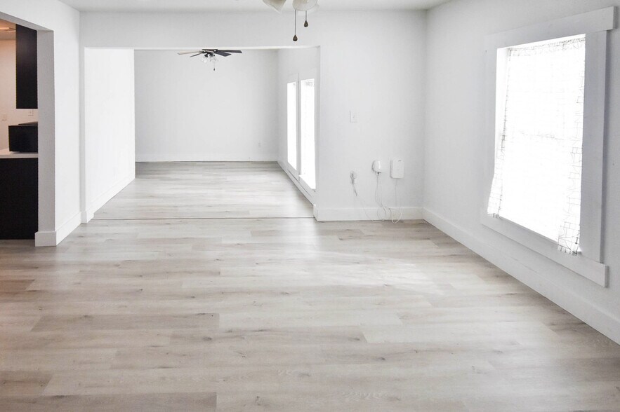 More Photos Of 400 Oak St, Bryan Office Residential For Lease