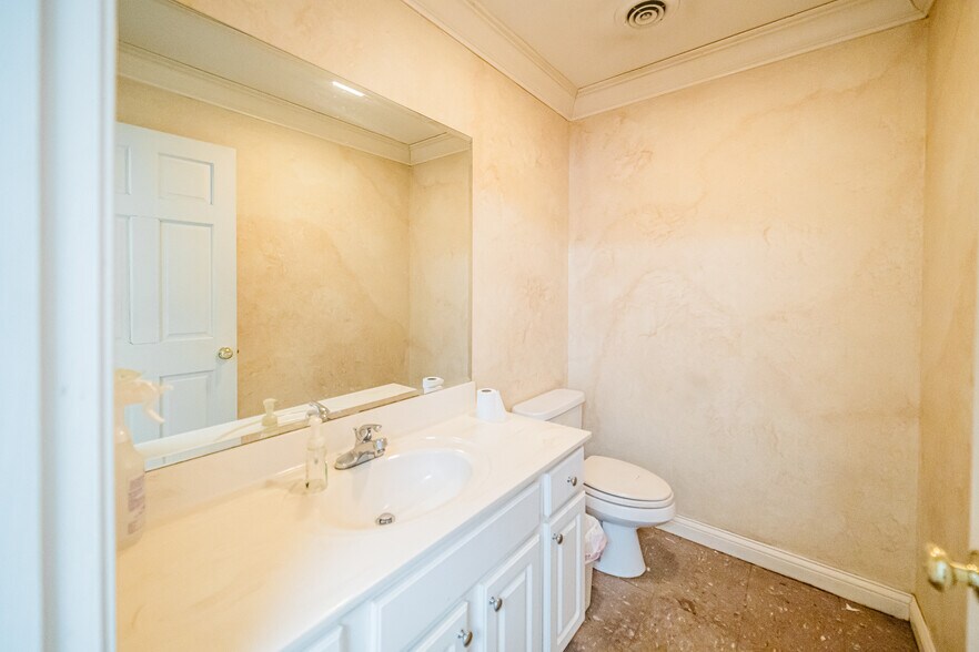 More Photos Of 1014 W Main St, Princeton Freestanding For Sale