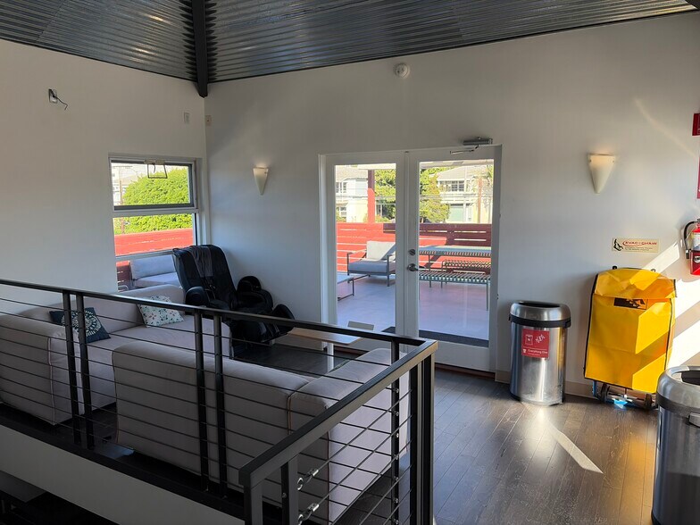 More Photos Of 248 Main St, Venice Light Distribution For Lease