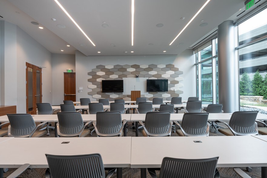 More Photos Of 6700 Tower Cir, Franklin Office For Lease