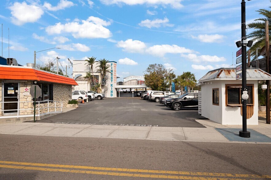 More Photos Of 810 Dodecanese Blvd, Tarpon Springs Marina For Sale