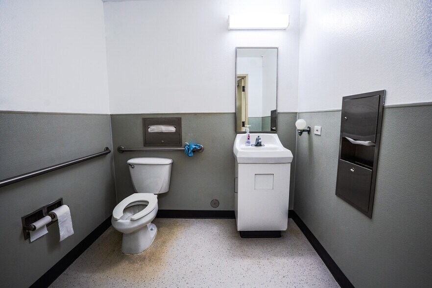 More Photos Of 816 W Yosemite Ave, Madera Medical For Lease